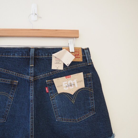 NWT Levi’s 501 Original Fit Buttonfly High Rise Dark Wash Cut Off Denim Shorts - Picture 7 of 7
